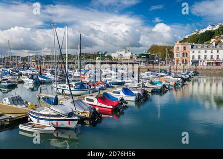 Reihen von Vergnügungsschiffen säumen die Anlegestellen in der Marina von Torquay an der 'English Riviera' in South Devon, England. Stockfoto