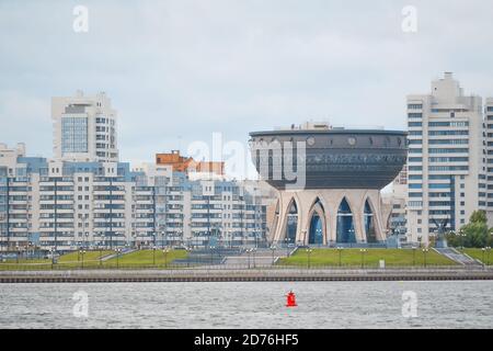 Kasan, Russland, 15. September 2020. Neuer Hochzeitspalast und Fluss Kazanka in Kazan in der Nähe der Baustelle eines Wohngebietes Stockfoto