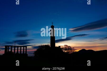 Edinburgh, Schottland, Großbritannien. 21. Oktober 2020. Das Nelson Monument auf Calton Hill ist am Trafalgar Day in Edinburgh gegen den Morgensonnenaufgangshimmel silhouettiert. Iain Masterton/Alamy Live News Stockfoto