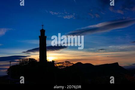 Edinburgh, Schottland, Großbritannien. 21. Oktober 2020. Das Nelson Monument auf Calton Hill ist am Trafalgar Day in Edinburgh gegen den Morgensonnenaufgangshimmel silhouettiert. Iain Masterton/Alamy Live News Stockfoto