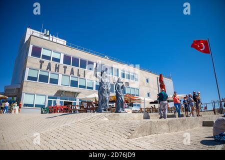 Tahtali, Türkei - 09.09.2020: Blick auf die Seilbahn-Station auf dem Gipfel des Tahtali-Berges, Türkei Stockfoto