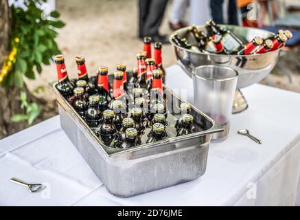 Koblenz Deutschland 04.07.2020 viele abgefüllte Craft Biere auf Eis in einem offenen Metall-Eimer-Party-Setting. Stockfoto