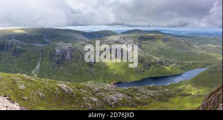 Loch Ghiubhsachain und Lochan na Bearta zwischen den Hügeln von Lewisian Gneiss von Beinn Dearg Bheag, Fisherfield Forest, Wester Ross, Schottland Stockfoto