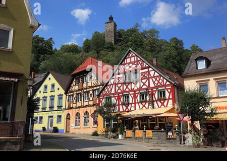 Marktplatz mit Turm der Alten Burg, Bad Berneck im Fichtelgebirge, Kreis Bayreuth, Oberfranken, Bayern, Deutschland Stockfoto