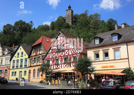 Marktplatz mit Turm der Alten Burg, Bad Berneck im Fichtelgebirge, Kreis Bayreuth, Oberfranken, Bayern, Deutschland Stockfoto