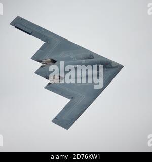 Ein USAF Northrop Grumman B-2 Stealth Bomber während eines Flupasts bei RIAT 2017, RAF Fairford, Großbritannien Stockfoto