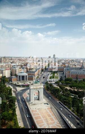 Madrid, Spanien, Panoramablick auf Moncloa und die Puerta de Moncloa, von Faro de Moncloa aus gesehen. Stockfoto