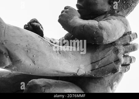 "Bronze Frau" Statue, Stockwell Memorial Gardens, Stockwell, London Borough of Lambeth, Greater London, England, Vereinigtes Königreich Stockfoto