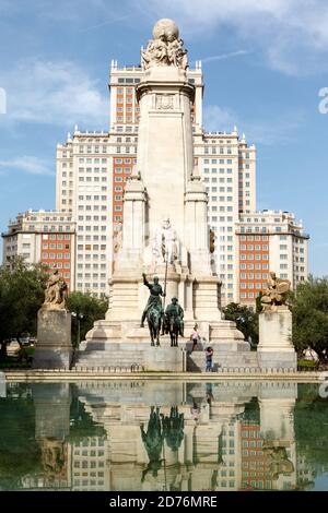 Plaza de España, einer der emblematischsten Plätze der Stadt Madrid, mit Don Quijote und Sancho Panza Denkmal, zusammen mit Miguel de Cervantes. Stockfoto