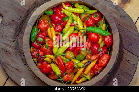Verschiedene frische und feurige Chilischoten Stockfoto