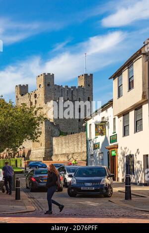 Blick auf das Schloss von der Rochester High Street auf Boley Hill, mit Pubs und Besuchern, Rochester, Kent, Großbritannien Stockfoto