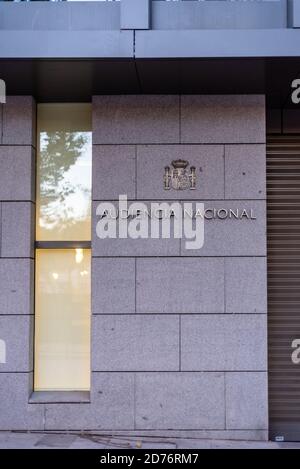 Madrid, Spanien - 26. September 2020: Audiencia Nacional Gebäude Zeichen, es ist ein zentralisiertes Gericht in Spanien mit Zuständigkeit über die gesamte spanische terr Stockfoto