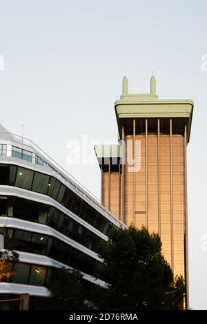 Madrid, Spanien - 26. September 2020: Colon Towers von der Genova Straße bei Sonnenuntergang Stockfoto