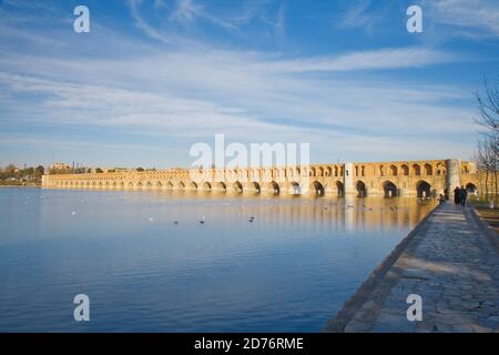 Siosepol oder Siose-Brücke (Persisch: Was 33 Brücke oder die Brücke von 33 Bögen bedeutet), auch die Allah-Verdi Khan-Brücke genannt, ist eine der elf Br Stockfoto