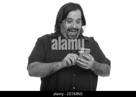 Gerne Fett kaukasischen Mann lachend, während mit Handy Stockfoto
