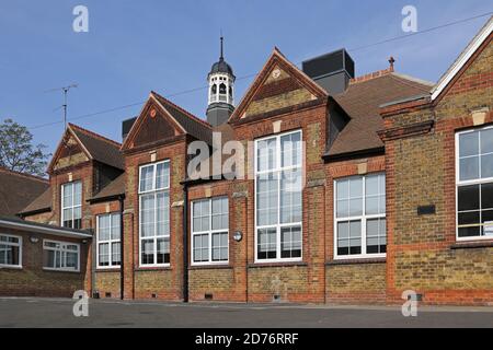 Neu renoviertes viktorianisches Schulgebäude in Dartford, Kent, Großbritannien. Zeigt den traditionellen Schulglockenturm und neue Lüftungsgeräte auf dem Dach. Stockfoto