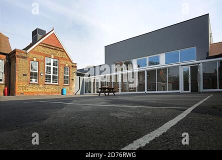 Neu renoviertes und erweitertes viktorianisches Schulgebäude in Dartford, Kent, Großbritannien. Zeigt eine neue Erweiterung des Klassenzimmers an (rechts) Stockfoto