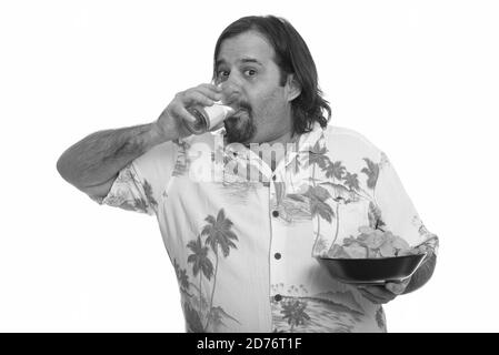 Fat bärtige kaukasischen Mann Bier trinken und halten Schüssel Chips bereit für den Urlaub Stockfoto