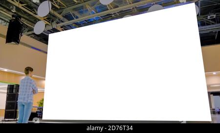 Modell, weißer Bildschirm, futuristisch, Vorlage, Bildungskonzept. Frau Blick auf große Wand blank interaktive weiße Anzeige in hellen Raum der modernen Stockfoto