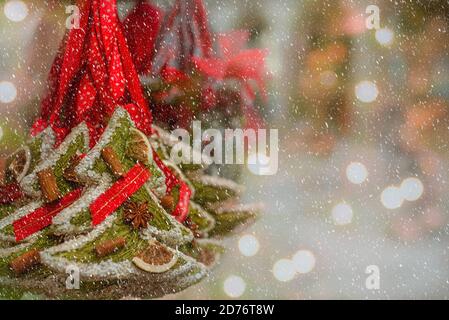Weihnachtsschmuck auf EINEM Weihnachtsmarkt an einem verschneiten Tag Im Winter Stockfoto