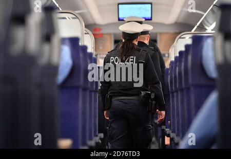 Leipzig, Deutschland. Oktober 2020. Bundespolizisten kontrollieren die Einhaltung der Hygienevorschriften in der ICE 602 von München bis Hamburg, insbesondere das Tragen einer Nase-Mund-Abdeckung. In Zügen und Bahnhöfen werden nach Angaben der Deutschen Bahn mit Unterstützung der Bundespolizei regelmäßig Präventions- und Kontrollmaßnahmen in ganz Deutschland durchgeführt. Quelle: Martin Schutt/dpa-Zentralbild/dpa/Alamy Live News Stockfoto