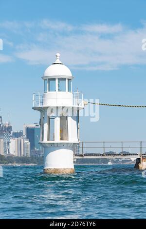 Der 1909 Robertson Point Lighthouse AKA Cremorne Point Light ist ein aktiver Leuchtturm am Cremorne Point, einem Vorort am North Shore of Sydney Harbour Stockfoto