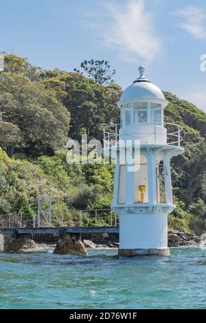 Der 1909 Robertson Point Lighthouse AKA Cremorne Point Light ist ein aktiver Leuchtturm am Cremorne Point, einem Vorort am North Shore of Sydney Harbour Stockfoto