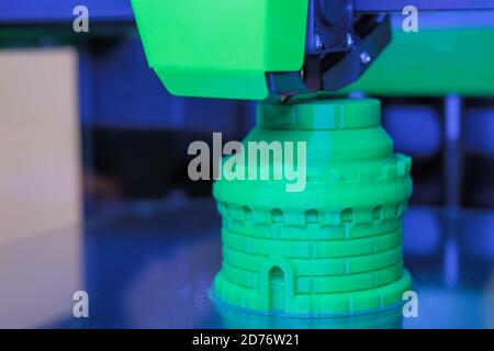 Automatische dreidimensionale 3D-Drucker Maschine Druck grünen Kunststoff-Modell auf moderne Technologie-Ausstellung, Fabrik. 3D-Druck, additive Technologie Stockfoto