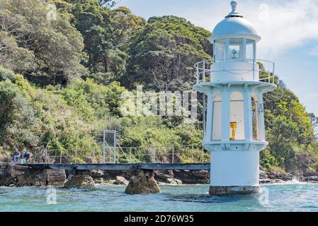 Der 1909 Robertson Point Lighthouse AKA Cremorne Point Light ist ein aktiver Leuchtturm am Cremorne Point, einem Vorort am North Shore of Sydney Harbour Stockfoto