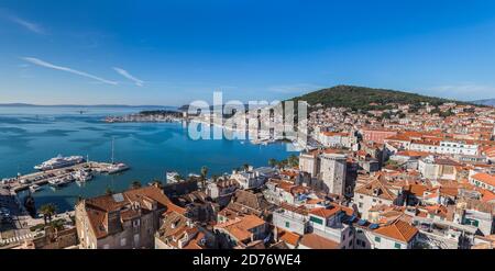 Multi-Bild-Panorama mit Blick auf die von Bäumen gesäumte Promenade von Split Von der Spitze der Kathedrale als Riva bekannt Von Saint Domnius Glockenturm sah ich Stockfoto