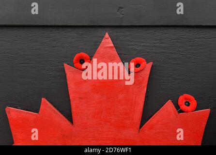 Canada Blatt und Mohn aus Holz. Remembrance Day. Mohntag. Kanada Tag. Stockfoto