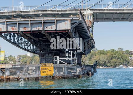 Die 1903 erbaute, baufällige, aber zum Staatserbe zählende Brücke, die als Glebe Island Bridge bekannt ist, ist eine elektrische zentrale Schwingspan-Brücke im Hafen von Sydney Stockfoto