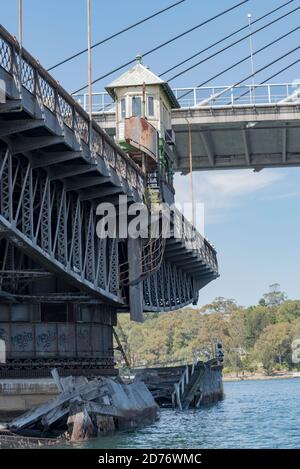 Die 1903 erbaute, baufällige, aber zum Staatserbe zählende Brücke, die als Glebe Island Bridge bekannt ist, ist eine elektrische zentrale Schwingspan-Brücke im Hafen von Sydney Stockfoto