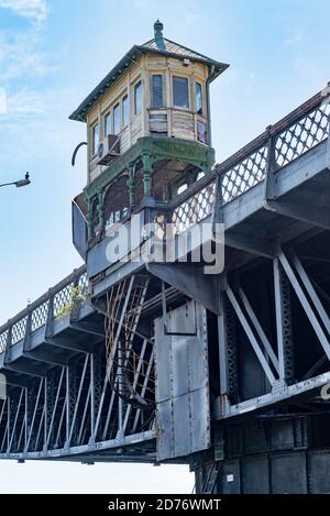 Die 1903 erbaute, baufällige, aber zum Staatserbe zählende Brücke, die als Glebe Island Bridge bekannt ist, ist eine elektrische zentrale Schwingspan-Brücke im Hafen von Sydney Stockfoto