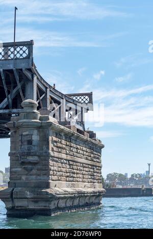 Die 1903 erbaute, baufällige, aber zum Staatserbe zählende Brücke, die als Glebe Island Bridge bekannt ist, ist eine elektrische zentrale Schwingspan-Brücke im Hafen von Sydney Stockfoto