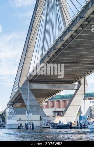 Einer der Türme der achtspurigen Anzac Bridge in Pyrmont, Sydney, Australien, zeigt seine massiven Stahlseile Stockfoto