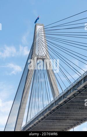 Einer der Türme der achtspurigen Anzac Bridge in Pyrmont, Sydney, Australien, zeigt seine massiven Stahlseile Stockfoto