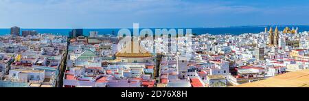 Panoramablick auf Cadiz von Torre Tavira in Spanien Stockfoto