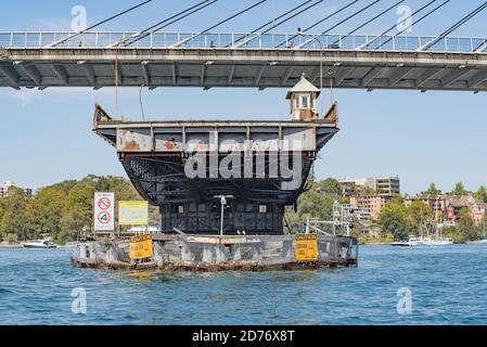 Die 1903 erbaute, baufällige, aber zum Staatserbe zählende Brücke, die als Glebe Island Bridge bekannt ist, ist eine elektrische zentrale Schwingspan-Brücke im Hafen von Sydney Stockfoto