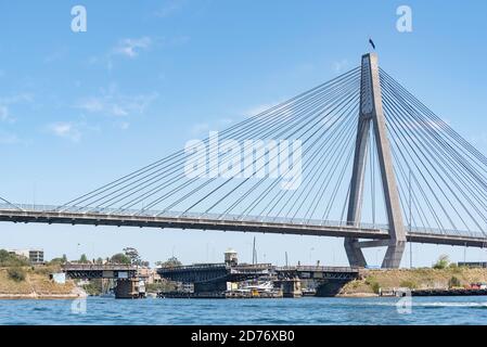 Einer der Türme der achtspurigen Anzac Bridge in Pyrmont, Sydney, Australien, zeigt seine massiven Stahlseile Stockfoto