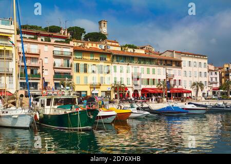 Cannes, Cote d'Azur, Französische Riviera, Provence, Frankreich. La Suquet Hafen. Die Altstadt. Stockfoto