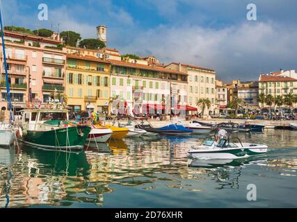 Cannes, Cote d'Azur, Französische Riviera, Provence, Frankreich. La Suquet Hafen. Die Altstadt. Stockfoto