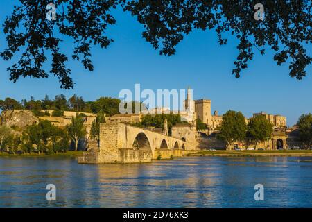 Avignon, Provence-Alpes-Côte d'Azur, Frankreich. Palais des Papes und Pont St-Benezet. Palast der Päpste und St. Benezet Brücke. Rhône. Das KIS Stockfoto