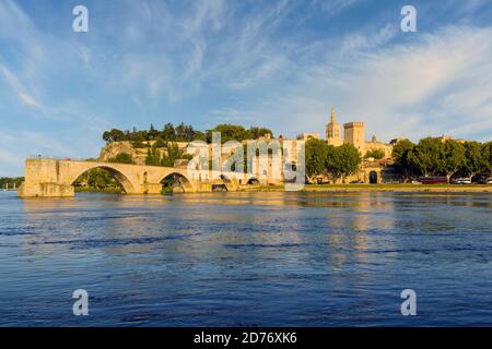 Avignon, Provence-Alpes-Côte d'Azur, Frankreich. Palais des Papes und Pont St-Benezet. Palast der Päpste und St. Benezet Brücke. Rhône. Das KIS Stockfoto