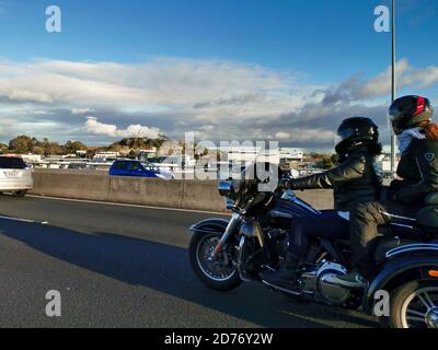 AUCKLAND, NEUSEELAND - 04. Jul 2019: Auckland / Neuseeland - 4. Juli 2019: Blick auf Paar auf schwarzem Harley Davidson Dreirad fahren auf der Autobahn Stockfoto