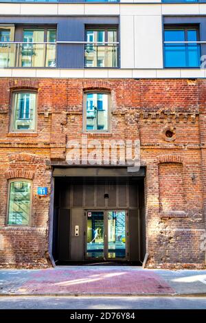 Reste der Ghetto-Mauer des Zweiten Weltkriegs wurden in ein modernes Gebäude in der Walicow-Straße, Warschau, Polen integriert Stockfoto