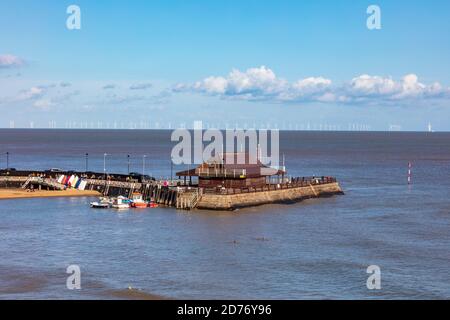 Ein Blick von den Klippen in Broadstairs über Viking Bay zum Harbour Pier und in der Ferne die Thanet Wind Farm, Kent, Großbritannien Stockfoto