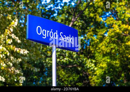 Schild für den Sächsischen Garten (Ogrod Saski), den ältesten Park in Warschau, Polen Stockfoto