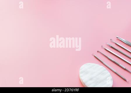 Werkzeuge des Kosmetologen für Problemhaut auf rosa Papierhintergrund. Stockfoto