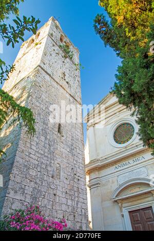Valle / Bale Altstadt in Istrien, Kirche und Turm, Kroatien Stockfoto